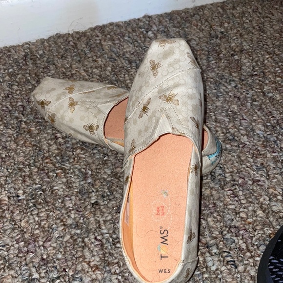 Tom’s Bee Kind slip ons. Like new. Only worn a couple of time. - Picture 2 of 2